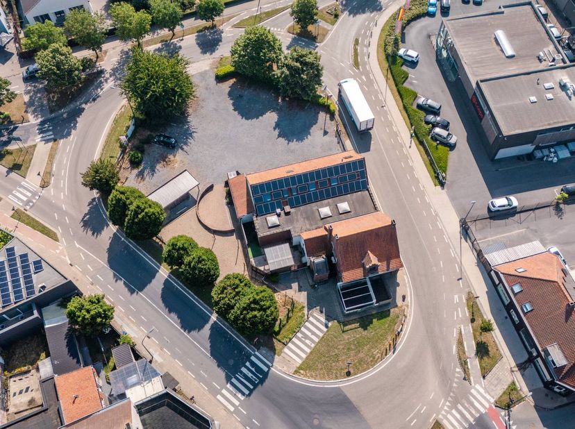 Uitzonderlijk commercieel gelegen eigendom op ca. 1340m² te Westrozebeke.<br />
<br />
De eigendom is gelegen op het midden van het rondpunt in Westro