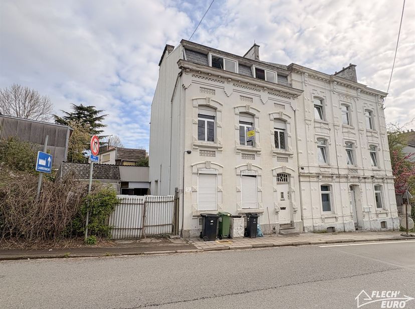 Cette maison unifamiliale à rénover entièrement représente une belle opportunité pour les amateurs de projets ou les investisseurs à la recherche d’un