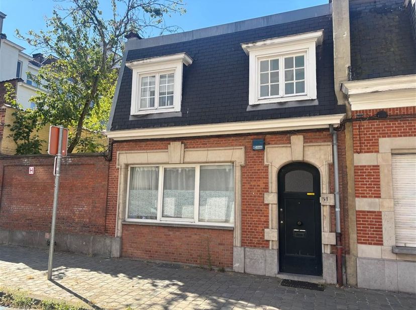 Situé au 51 de la " Rue Charles Legrelle" à proximité des métros de Montgomery et Thieffry, maison non meublée et rafraichie en 2022 composée comme su