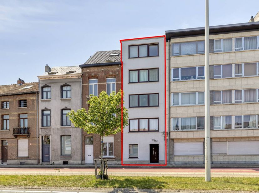 Ce bel appartement d'une surface habitable de 61 m² est situé au bus 4 Zwartzustersvest 38. L'attraction absolue de cette maison est la vue directe su