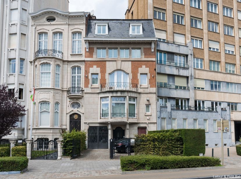 IXELLES, à deux pas de l'Abbaye de la Cambre, dans cette prestigieuse maison de maître, utilisé comme BUREAUX (8bur/3sdb). Elle est composée au rez-de