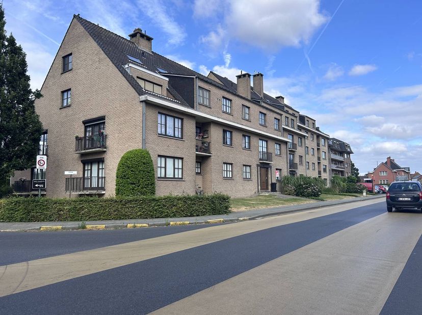 L'appartement du rez-de-chaussée a la disposition suivante : <br />
- hall d'entrée avec toilettes invités<br />
- espace de vie lumineux avec vue sur