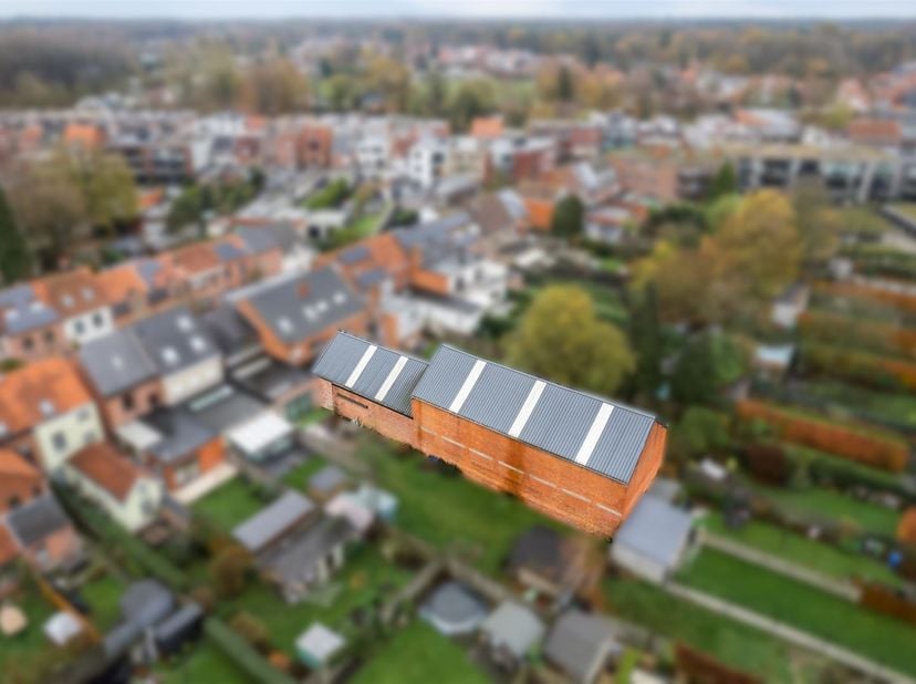 Centraal gelegen in Maria-ter-Heide, vlakbij Bredabaan en oprit E19.<br />
<br />
Aan de straatzijde voorzien van een gemeenschappelijke toegangspoo