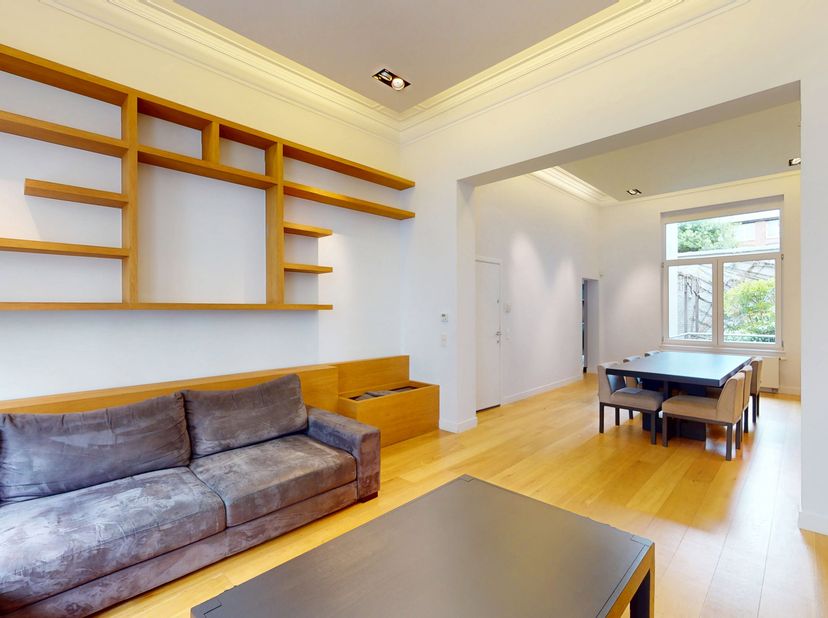 Duplex met tuin, in het bovenste deel van Saint-Gilles, dicht bij alle voorzieningen, smaakvol gerenoveerd in 2010 en voorzien van elegante, luxueuze