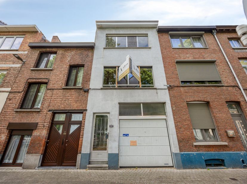Droom je van een eigen project op een absolute toplocatie? Aan de felbegeerde noordkant van Mechelen staat deze charmante bel-étagewoning te wachten o