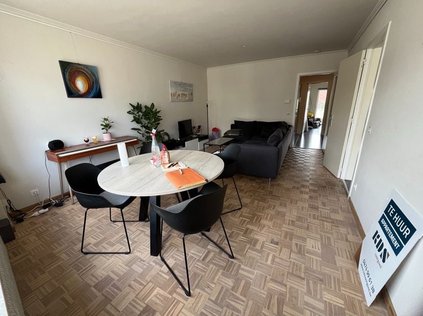 Instapklaar appartement: volledig geschilderd, nieuwe volledig geïnstalleerde keuken, nieuw sanitair, nieuwe vloeren , nieuwe superisolerende ramen.<b
