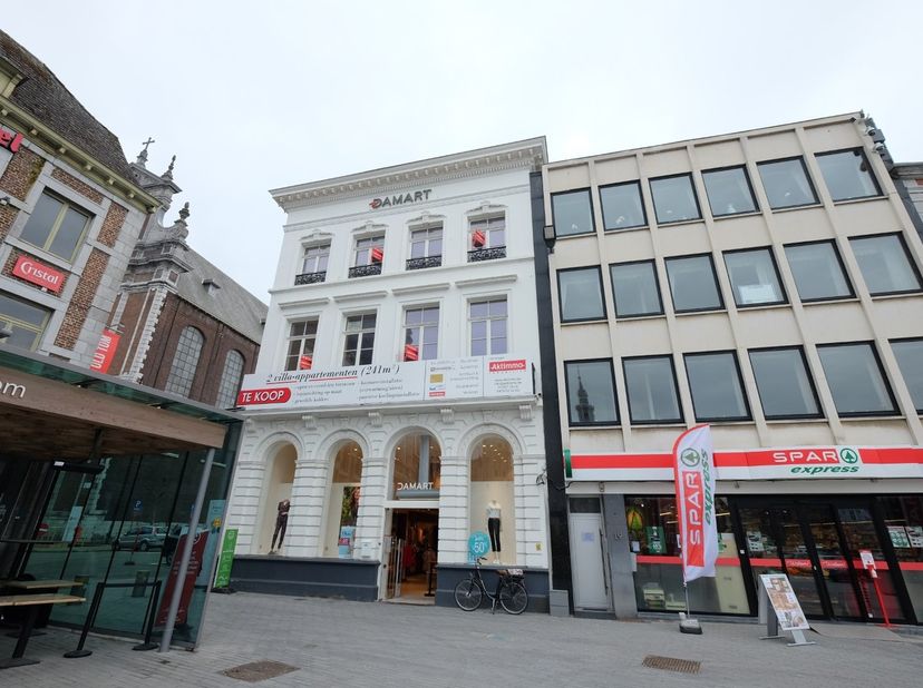 Residentie Astoria, een 3 slaapkamer, 3 badkamer appartement ( woonoppervlakte van 241 m² ) op een absolute topligging op de Grote Markt met zicht op