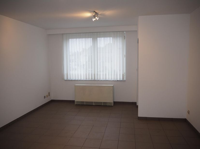 Centrum van Kuringen : instapklaar appartement met 2 slaapkamers<br />
<br />
overal keramische vloertegels, muren met glasvlies behangen, wit geverfd