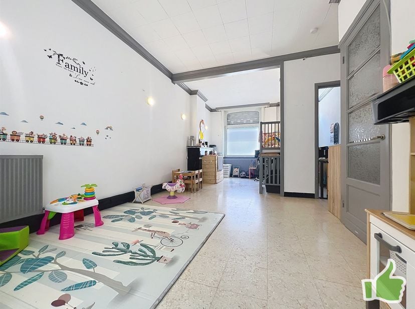 Superbe maison dans une rue calme, offrant  3 chambres + 1 passante ( bureau ? ) avec jardin et GARAGE.  <br />
<br />
Au rez : spacieux living, cui