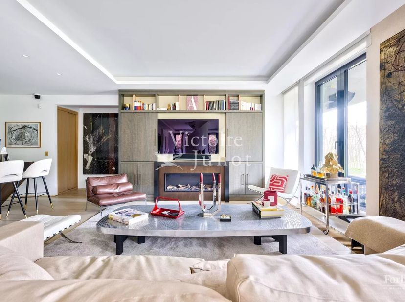 Gelegen in een beveiligd domein van 1,5 ha in de wijk Hamoir, prachtig duplex op de begane grond met een oppervlakte van ± 338 m², aangevuld met terra