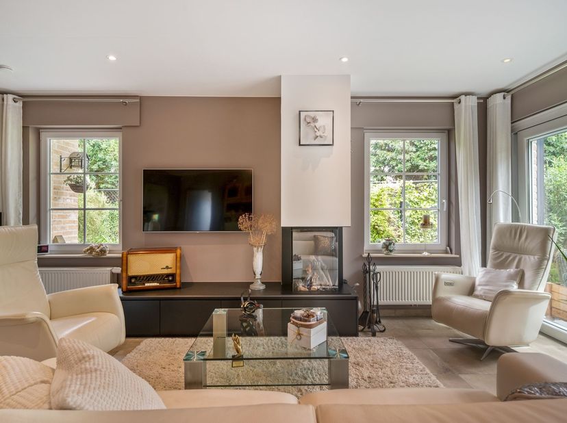 Gelegen in een rustige woonomgeving in Meensel-Kiezegem, deelgemeente van Tielt-Winge. De woning geniet van een vlotte verbinding via de E314 richting