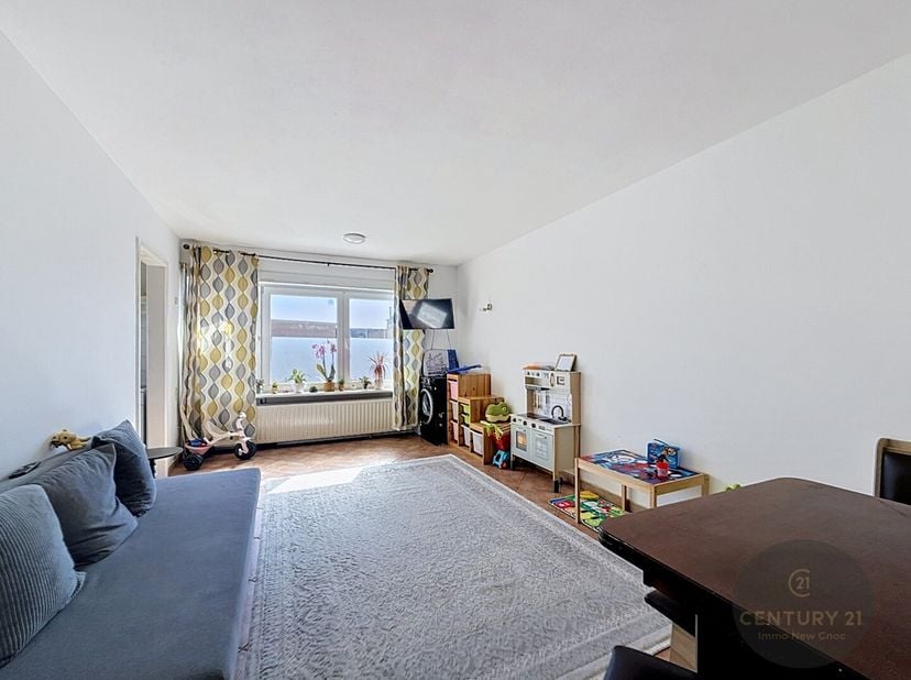 Dit appartement ligt op het tweede verdiep in een klein en rustig  gebouw. Er zijn twee slaapkamers, ruime woonkamer en keuken. De badkamer beschikt o