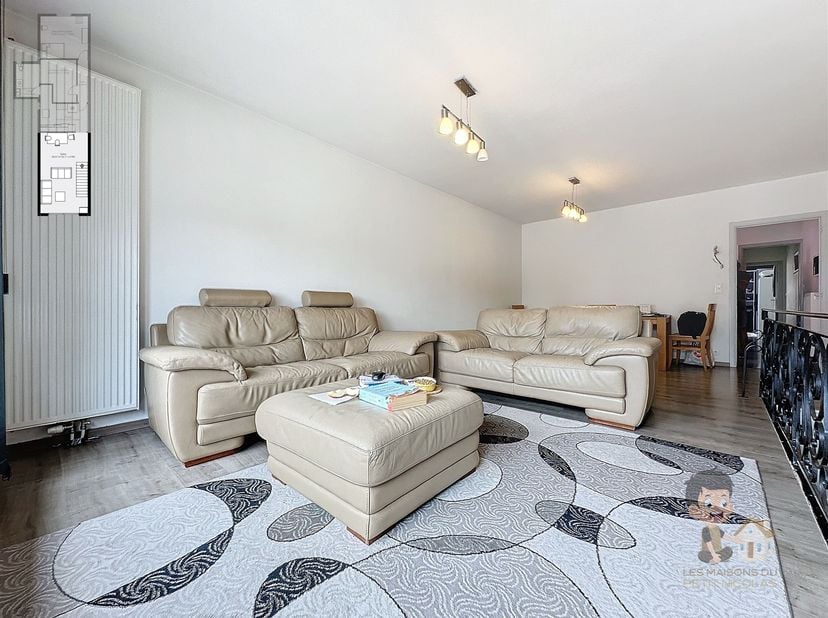 Appartement à Vendre à Châtelineau – Place Jules Destrée !<br />
<br />
Situé en plein cœur de Châtelineau, sur la Place Jules Destrée, cet appartem