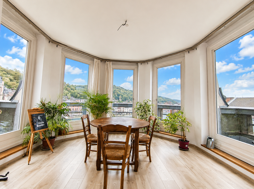 Groupe Arcade propose de faire offre à partir de 325.000€ pour cet appartement fraîchement rénové. Ancré en bordure de Meuse dans le réputé hôtel des