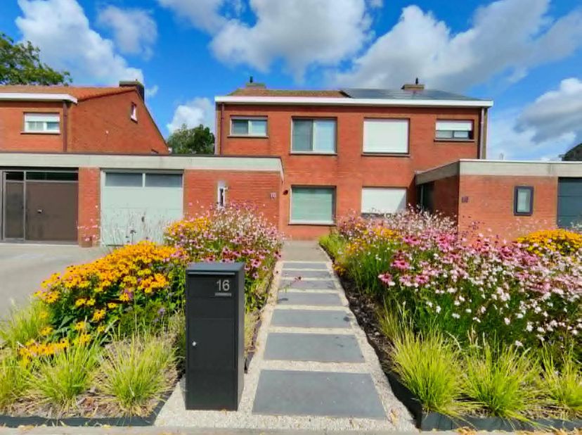 TE HUUR – Instapklare gezinswoning met tuin en garage in Rumbeke.<br />
<br />
Deze verzorgde en instapklare gezinswoning is gelegen in een rustige wo