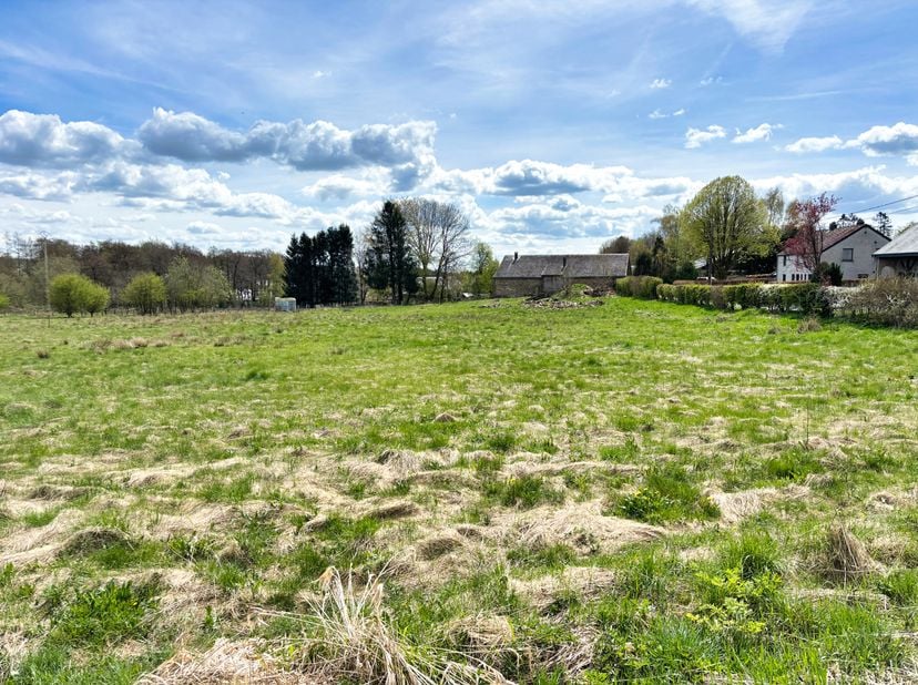 Terrain plat en zone d'habitat à caractère rural situé dans un lotissement (= lot 1)<br />
Infos + : Possibilité d'acheter le lot 2 en sus (13a 34ca)<