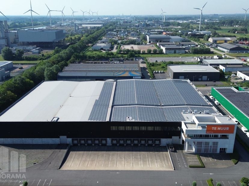 Uitzonderlijk gelegen logistiek bedrijfsgebouw bestaande 11.025 m² magazijn in combinatie met 1.534 m² kantoorruime en 1.588 m² mezzanine.&amp;nbsp;<br />
