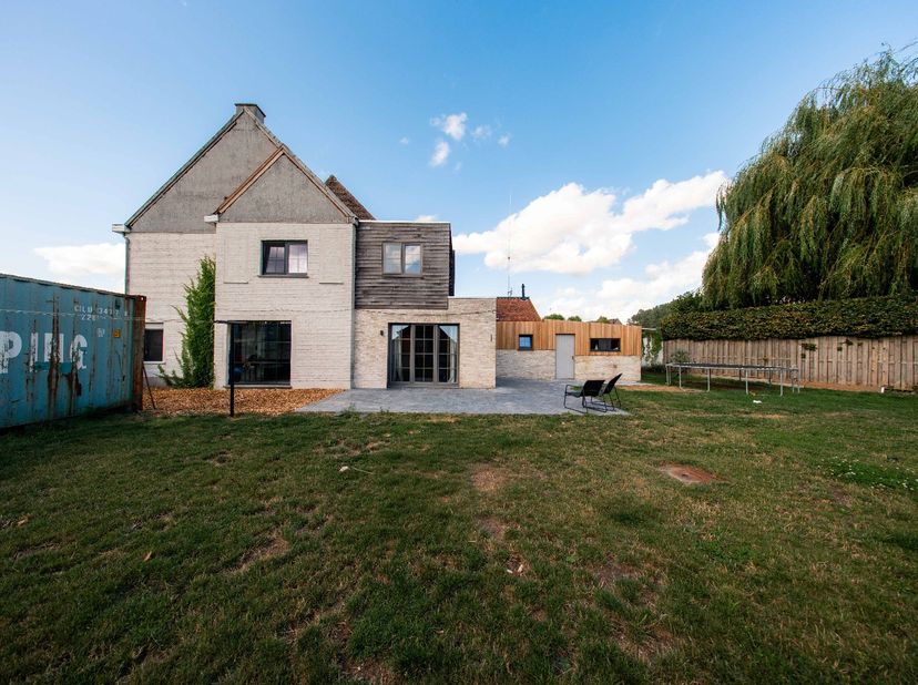 Huis te koop in Aalbroekstraat 99,
                    9890 Gavere