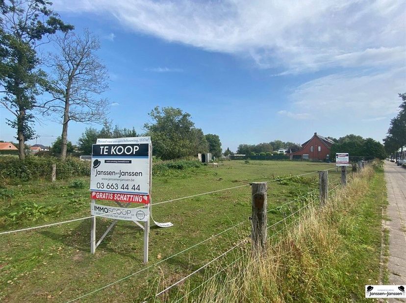 Bouwgrond voor een open bebouwing, opp. perceel  1517m²<br />
Centraal gelegen bouwgrond in Wuustwezel is een verkaveling van 3 bouwgronden. Het gaat