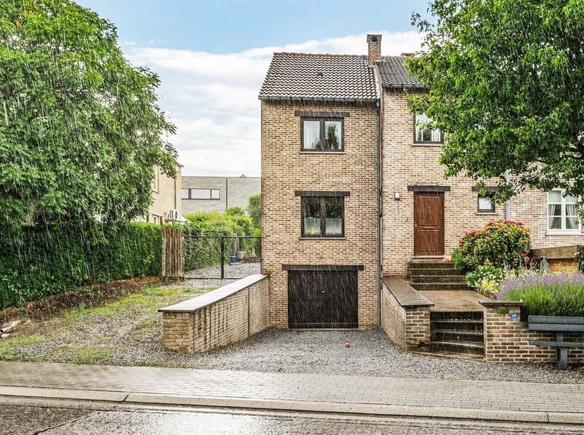 Ruime halfopen woning met 4 slaapkamers, garage en tuin in Riemst<br />
Op een gunstige locatie in de Maastrichterstraat 29 te Riemst bevindt zich dez