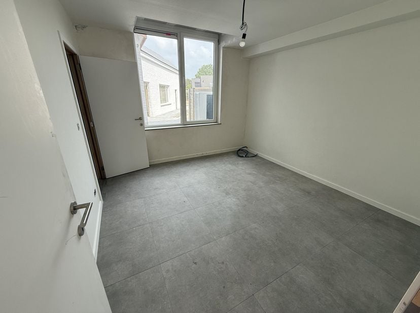 In de Stadenstraat, de verbindingsweg tussen Zarren en Staden, bevindt zich deze volledig gerenoveerde woning. Er werden zeer kwaliteitsvolle material