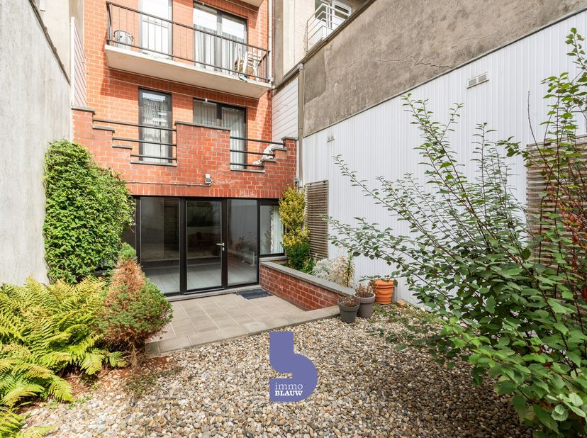 Op een absolute topligging, pal aan de zeedijk van Mariakerke-Bad, vinden we deze ruime studio op het gelijkvloers van een verzorgde residentie uit 19