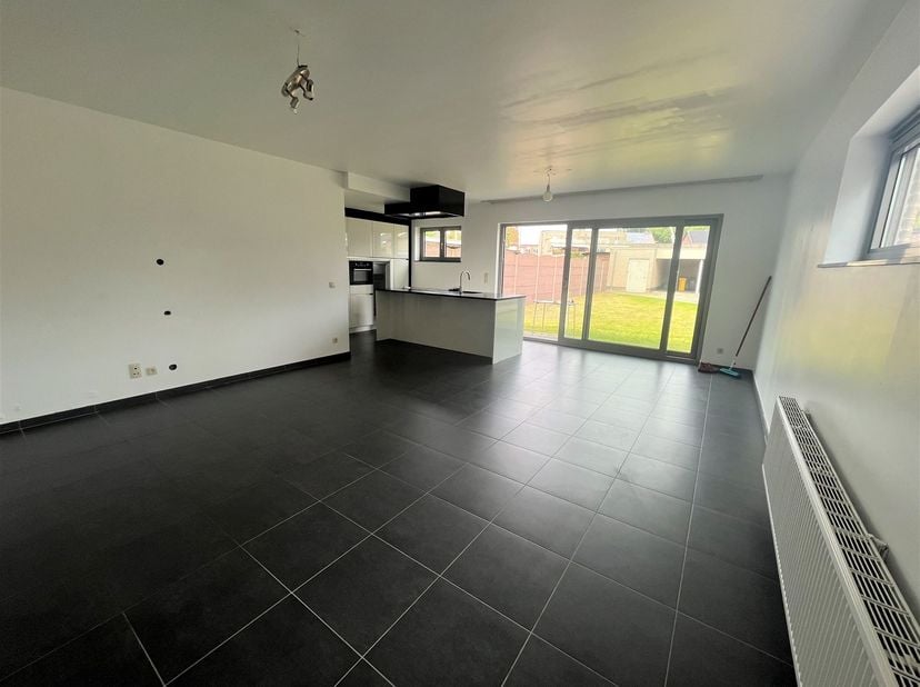 Recent gelijkvloers appartement met 2 slaapkamers, tuin en carport<br />
<br />
Indeling: Inkomhal, eet- en leefruimte, open keuken met aansluitend
