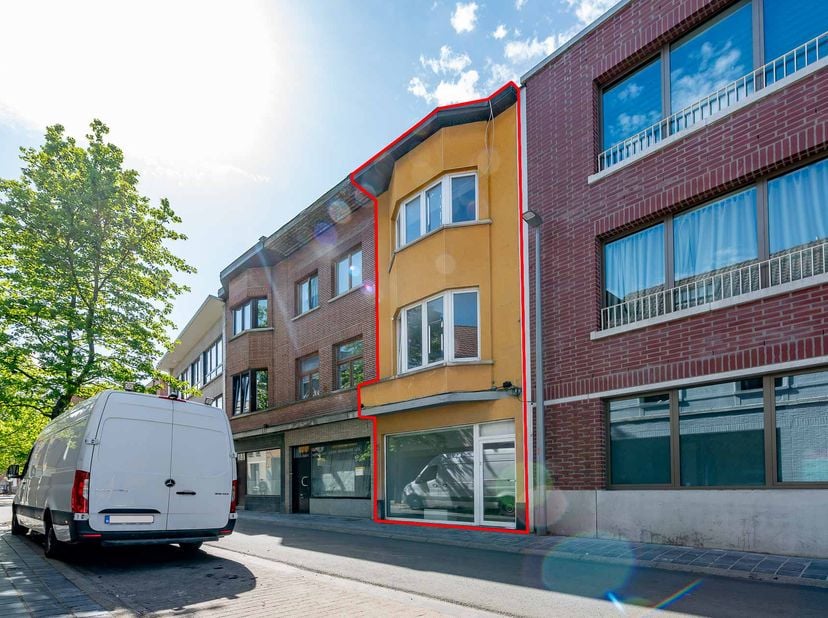 WOONHUIS MET MOGELIJKHEID DETAILHANDEL<br />
Een woonhuis met mogelijkheid tot detailhandel (zie RUP).<br />
<br />
GLVL: woonkamer, ingebouwde keuken