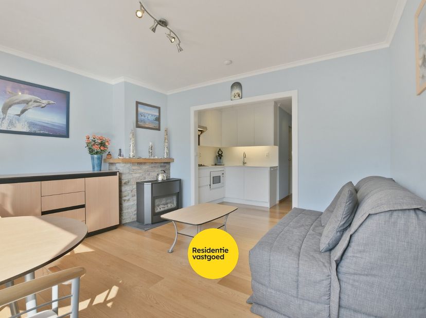 In een kleinschalige appartementsgebouw bevindt zich op de tweede verdieping dit smaakvol vernieuwde en instapklaar appartement op een centrale locati