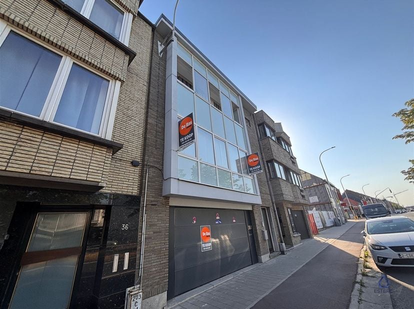 Appartement rénové et confortable situé au deuxième étage, à quelques pas du centre d'Alost.<br />
<br />
<br />
<br />
<br />
Grand salon avec u
