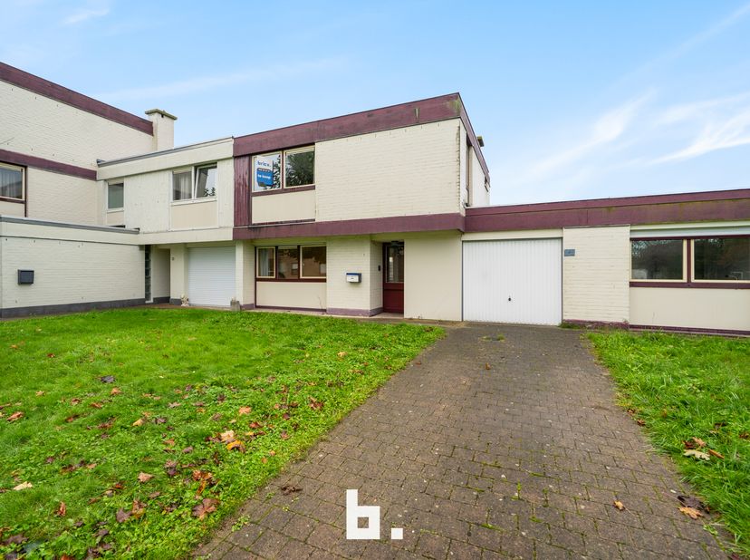 Huis te koop in Elf Julistraat 15,
                    8020 Oostkamp
