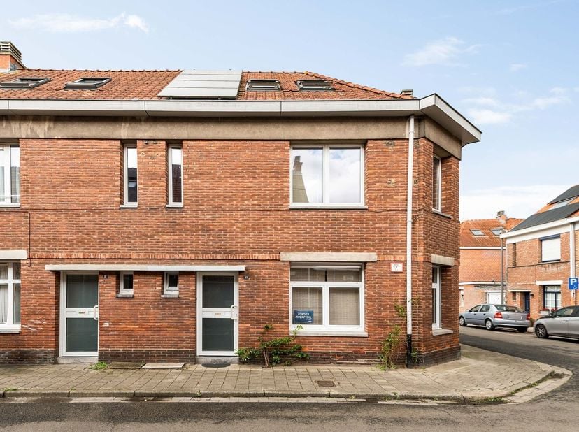 127 u00Gerenoveerde hoekwoning met 3 slaapkamers en tuin<br />
Deze gerenoveerde gezinswoning met 3 slaapkamers is gelegen op een gunstige locatie in