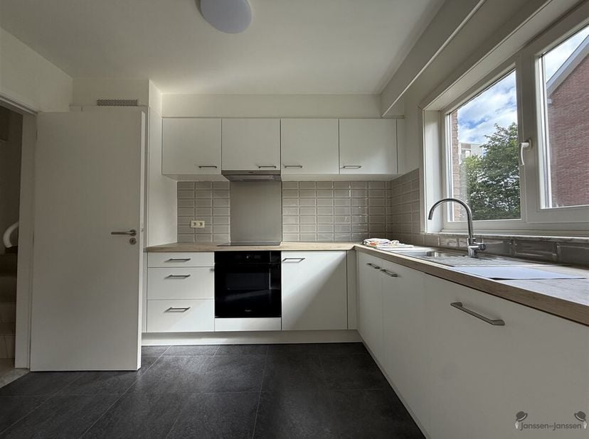Emplacement de choix à proximité du centre de Hasselt ! Situé dans un quartier verdoyant et calme, sans commerces ni circulation de transit, cet appar