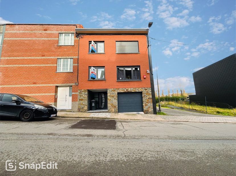 L'agence Skyimmo est ravie de vous présenter cette superbe maison trois façades, idéalement située à Herstal. Ce bien se compose comme suit :<br />
SO