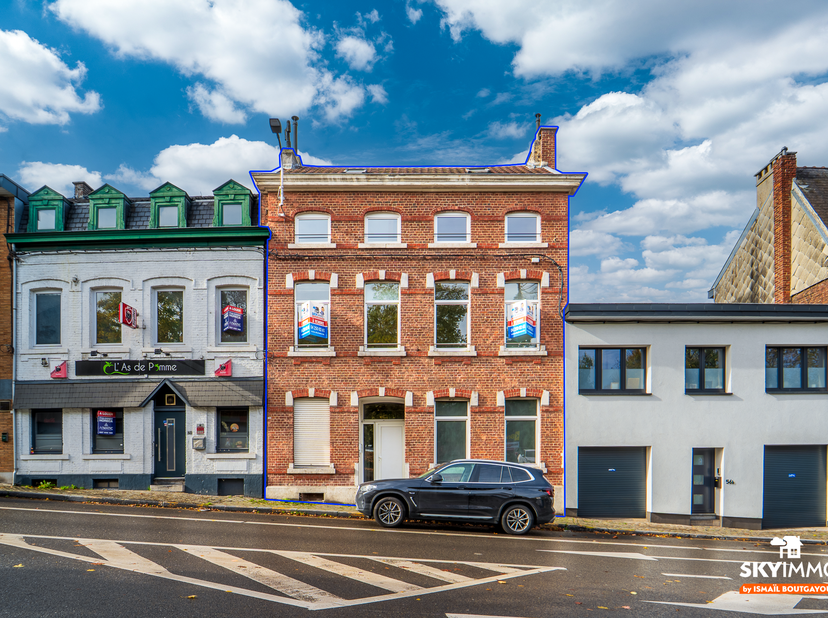 SKYIMMO vous présente ce superbe immeuble mixte en excellent état, idéalement situé à Verviers, dans une rue calme mais parfaitement connectée aux com