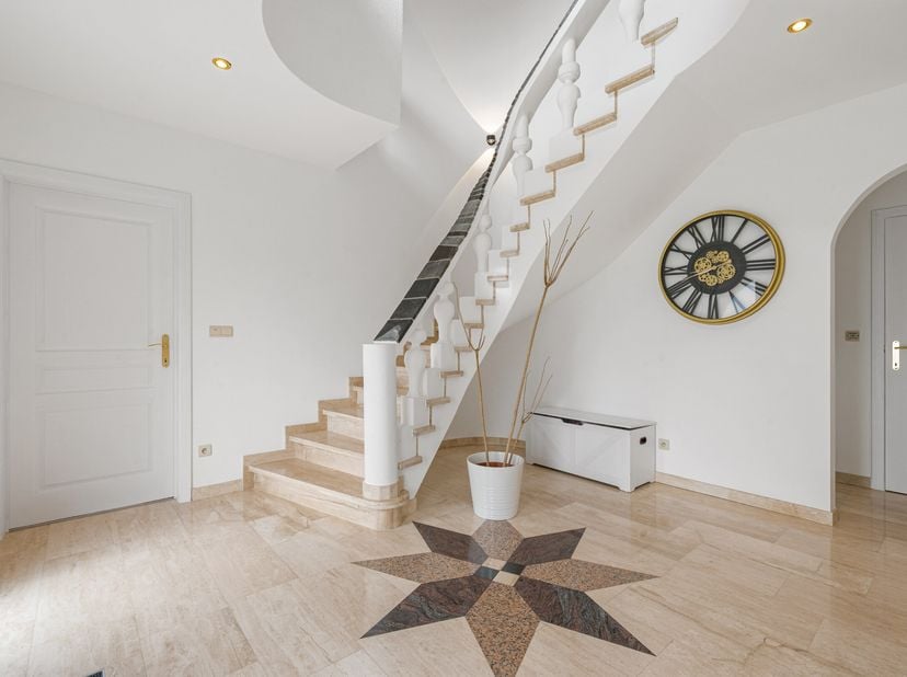 Deze woning in mediterrane stijl is rustig gelegen in Kaulille (Bocholt) op een perceel van 899 m². De woning beschikt over een inkomhal met gastentoi