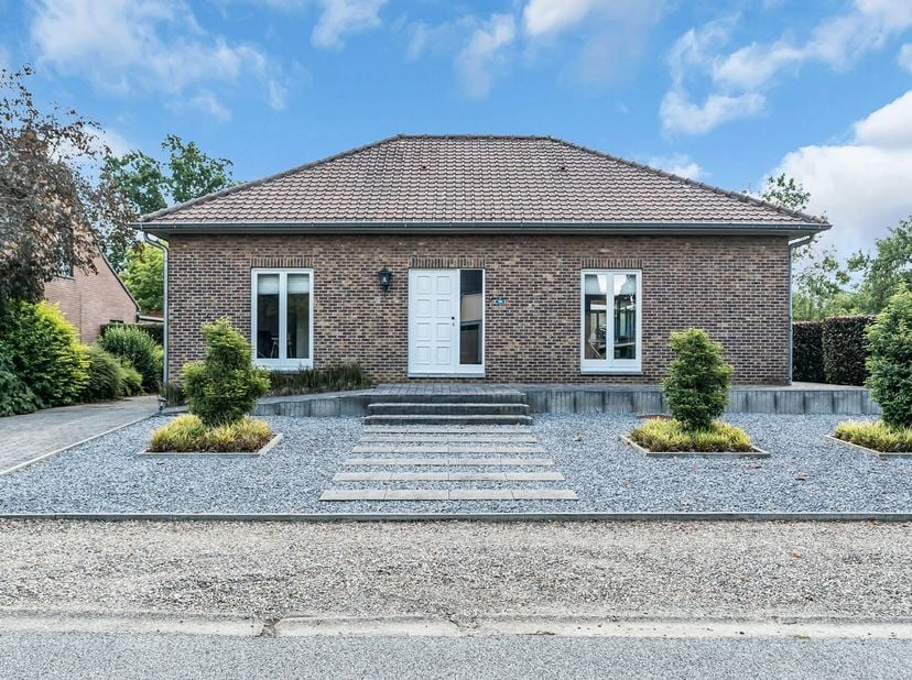 Rust, ruimte en een uitstekende ligging komen in deze vrijstaande woning aan de Pater Verboislaan 22 in Rekem mooi samen. Gelegen op een perceel van 7