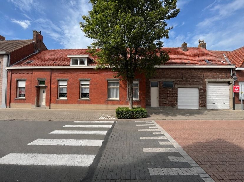 Gelegen in het centrum van Moorslede biedt deze woning een uitstekende opportuniteit voor wie op zoek is naar een renovatieproject met tal van mogelij