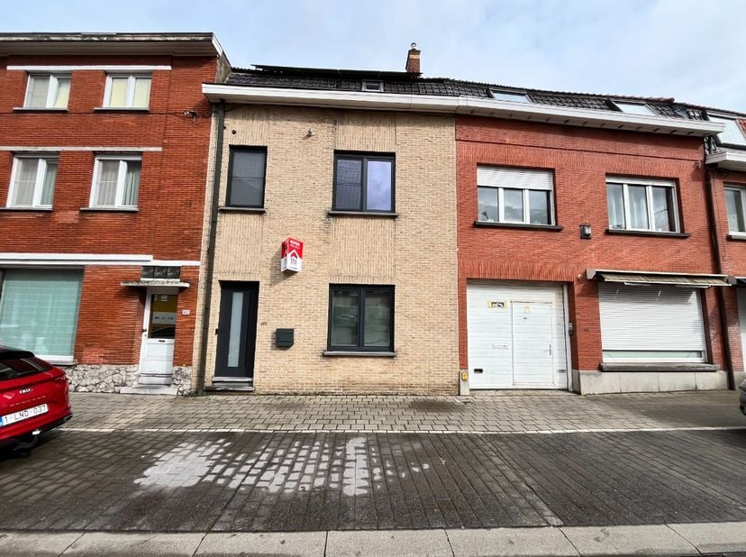 Deze charmante woning in Roeselare werd onlangs gedeeltelijk gerenoveerd en combineert comfort met een moderne uitstraling. Met een bewoonbare oppervl