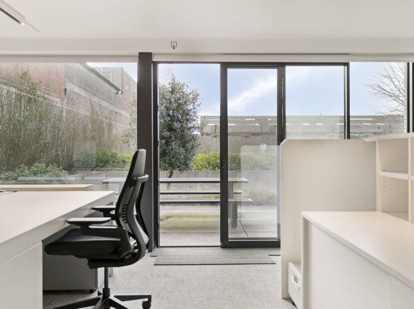 Bent u op zoek naar een strategische uitvalsbasis voor uw bedrijf? Dit hoogwaardig afgewerkt kantoor in Kuurne combineert een moderne uitstraling met