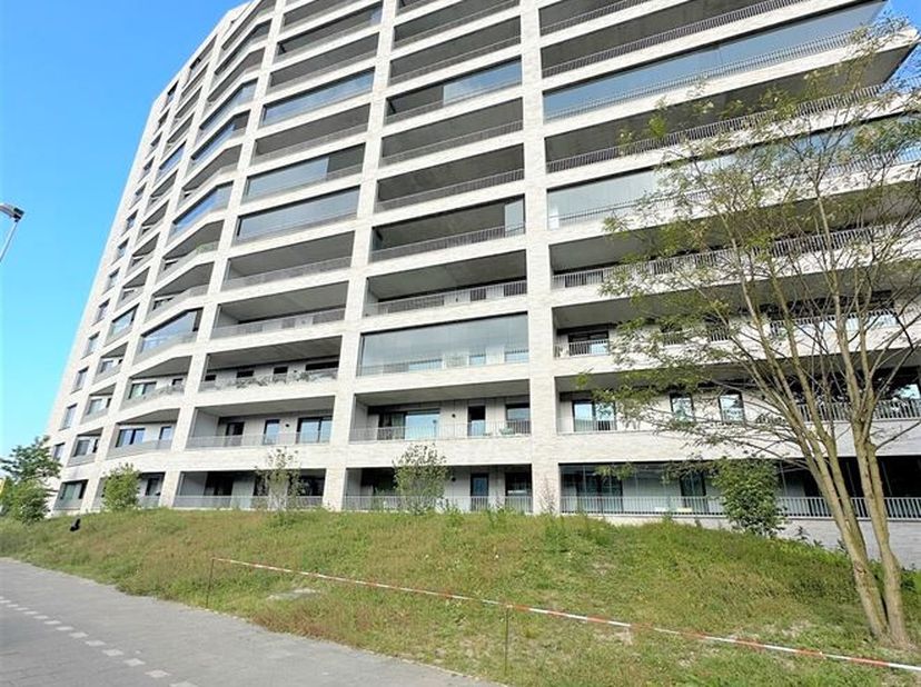 Ligging: Het unieke nieuwbouwproject Louise Marie, gelegen aan de bekende Desguinlei, situeert zich op een topligging nabij de Singel. Goede verbindin