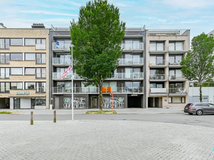 <br />
Dit 2-slaapkamerappartement van ca. 65 m² (volgens EPC-attest) bevindt zich op de vierde verdieping van residentie Fairy I. Dankzij de gunstige