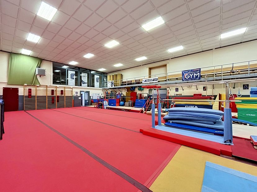 Zeer zeldzame opportuniteit op de markt! Ontdek dit sportcomplex, gevestigd in een gemengd gebouw met appartementen, in het hart van de stad Ciney! Di