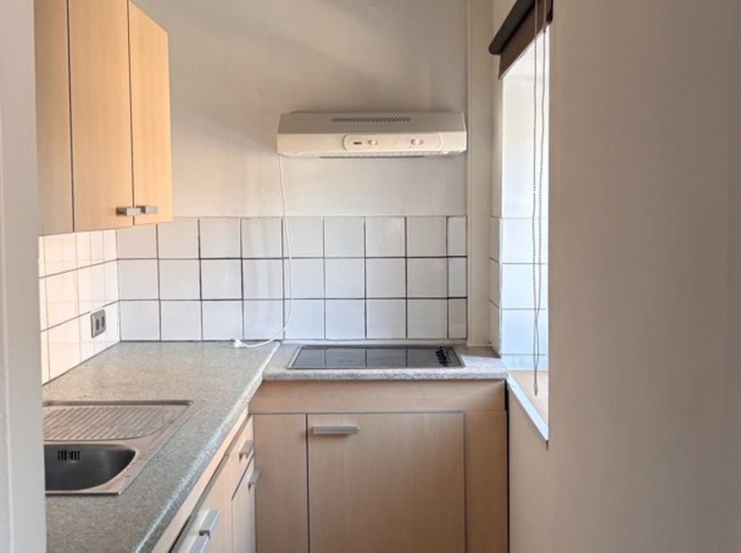 ALGEMEEN:<br />
Studio met ruim dakterras.&amp;nbsp;<br />
<br />
INDELING: 2e verdieping (geen lift!) slaap- en woongedeelte,&amp;nbsp;keuken, badkamer en te