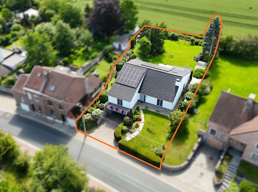 ✨ FEXHE-SLINS - Magnifique bungalow rénové avec étang, 42 panneaux photovoltaïques et vaste sous-sol !<br />
Vous rêvez d'une maison alliant confort,