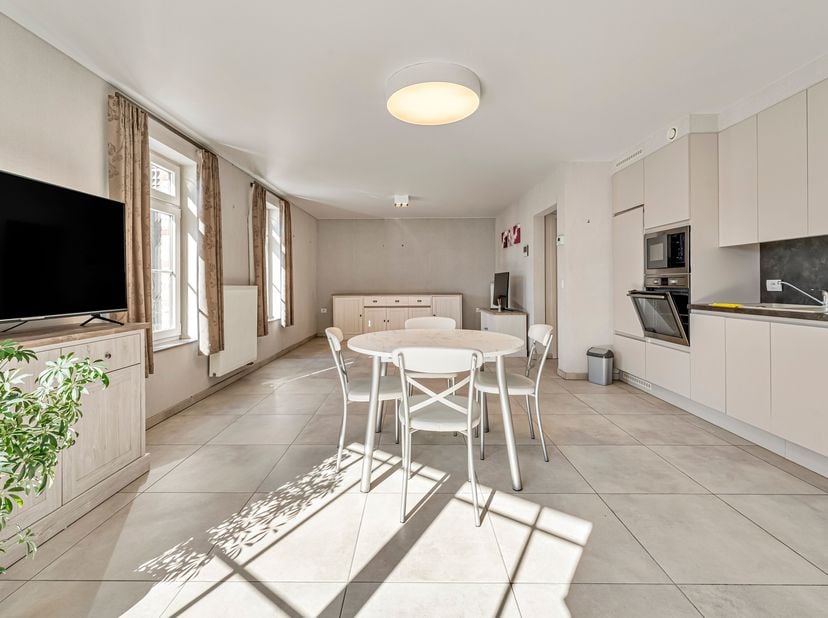 Gezellig appartement met 2 slaapkamers en veel lichtinval, dicht bij alle voorzieningen. Gebouwd in 2016 en voorzien van een EPC A.<br />
Troeven:<br