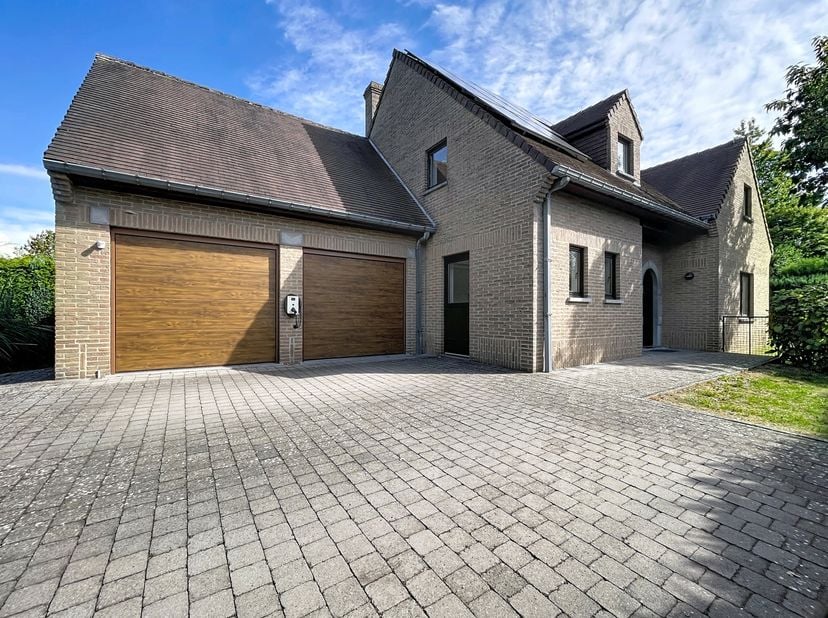 Verscholen in de wijk St John's presenteert By the Way u deze charmante, gerenoveerde villa met een netto woonoppervlakte van 173 m², gelegen op een p