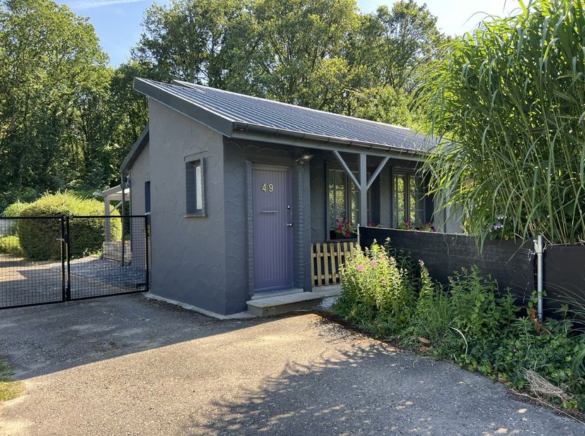 Instapklaar en ingericht buitenverblijf met 1 slaapkamer op een zuidgericht perceel van 1.497m² (geen domicilie mogelijk). <br />
Indeling: inkomhal;