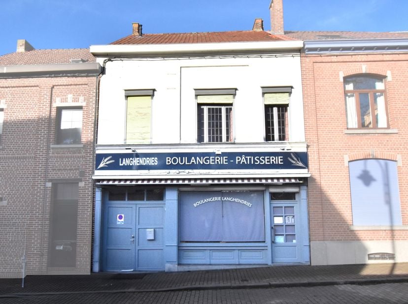 Situé au cœur du village de Rebecq, dans une rue passante offrant une excellente visibilité, cet immeuble mixte constitue une belle opportunité pour u