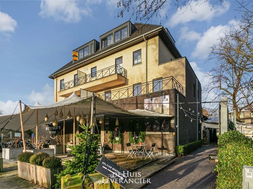 U zoekt een CENTRAAL gelegen appartement met een GROOT terras én een lift? Kom dan kijken naar deze INSTAPKLARE penthouse die u ongetwijfeld zal bekor